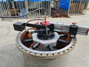 Sinopec använder maskiner för reparation på plats av rörflänsar